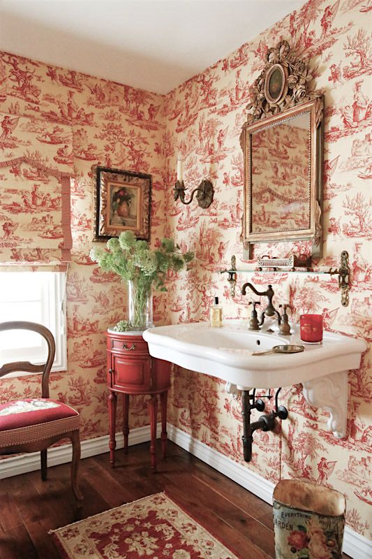 Floral Country Wallpaper in Bathroom