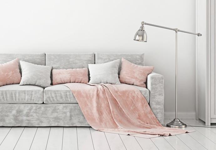 How to Choose Pillows and Throws for a Pink Couch?