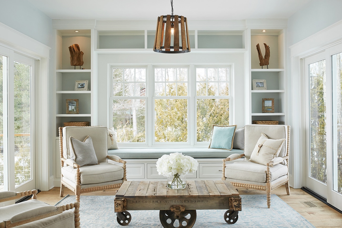 Which Colors are Best for a Serene Lake House Ambiance?