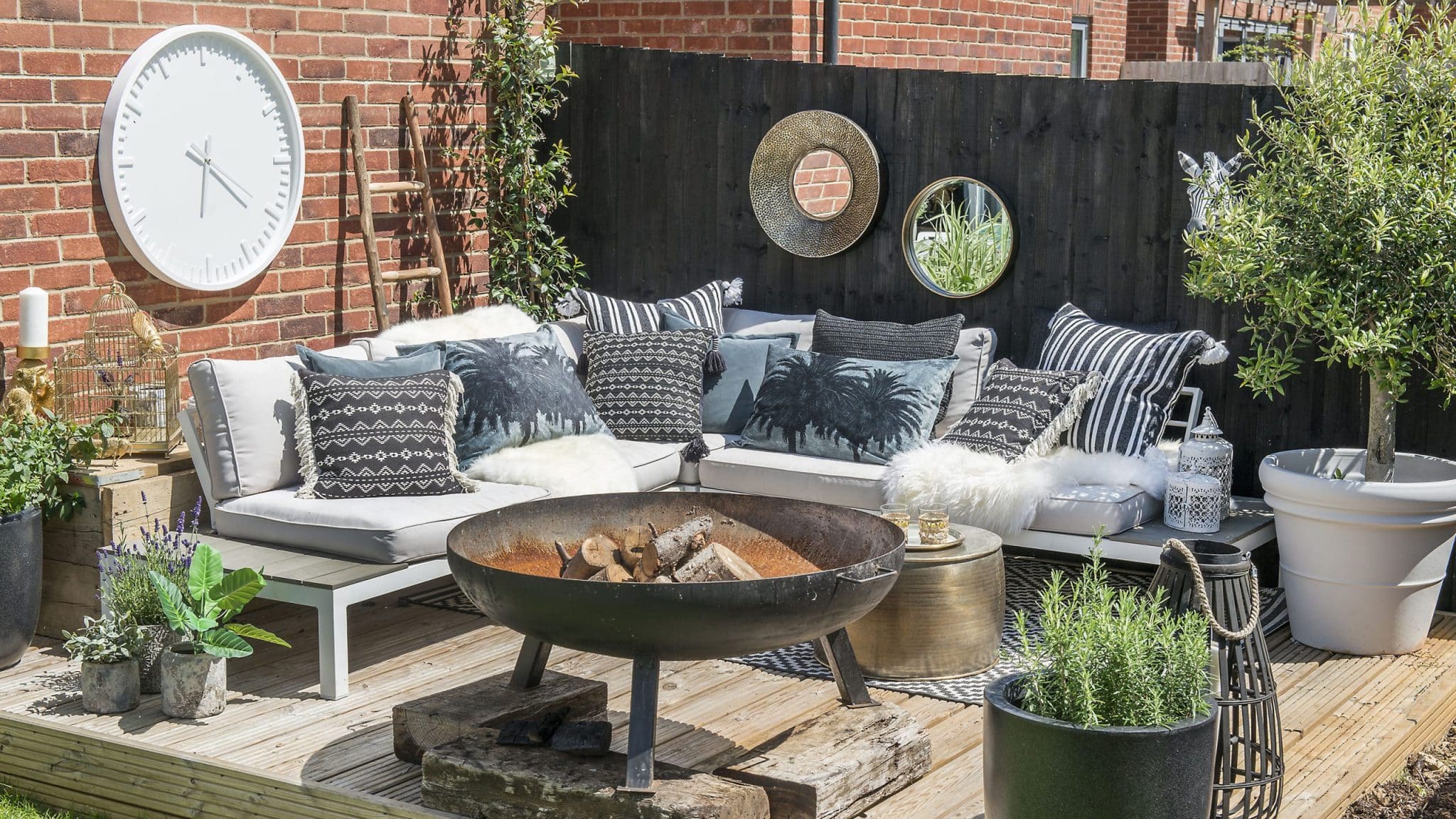 Outdoor Décor Ideas to Spruce Up Your Garden Using Spray Paint