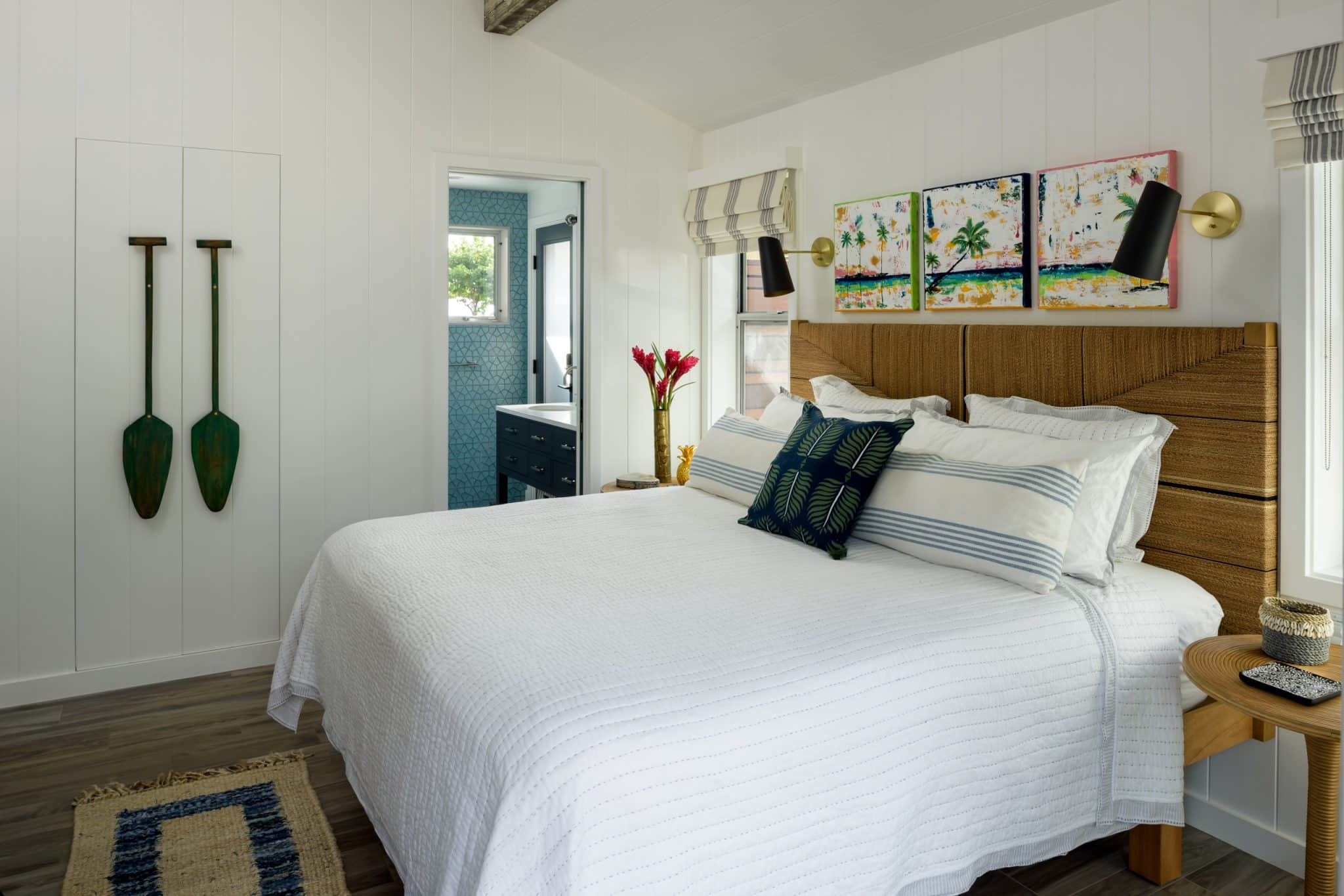 How to Incorporate Natural Elements, Like Driftwood or Seashells in a Coastal Bedroom?
