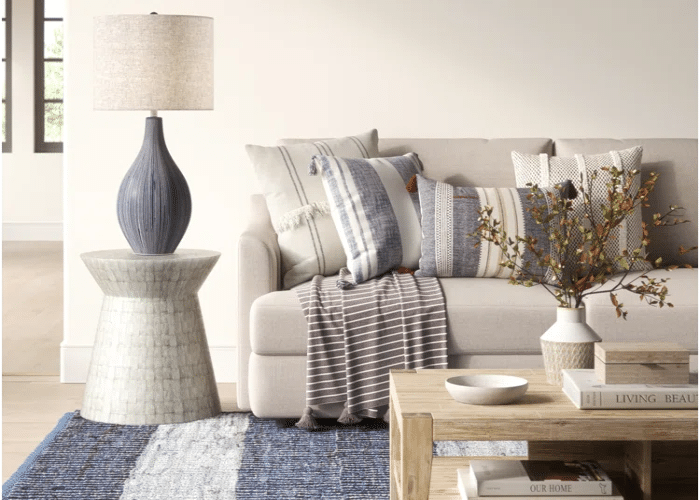 HOW TO STYLE YOUR THROW BLANKETS AND PILLOWS  Couch decor, Target home  decor, Target inspired home decor