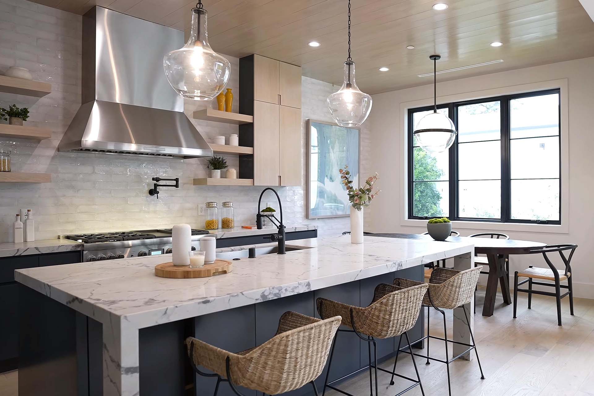 Construction Pros' Insider Tips for Incorporating Kitchen Cabinets in Home Renovations