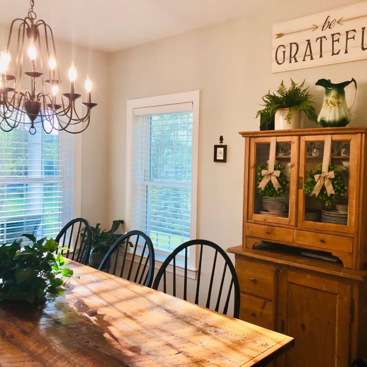 What Are Some Affordable Farmhouse Decor Ideas?