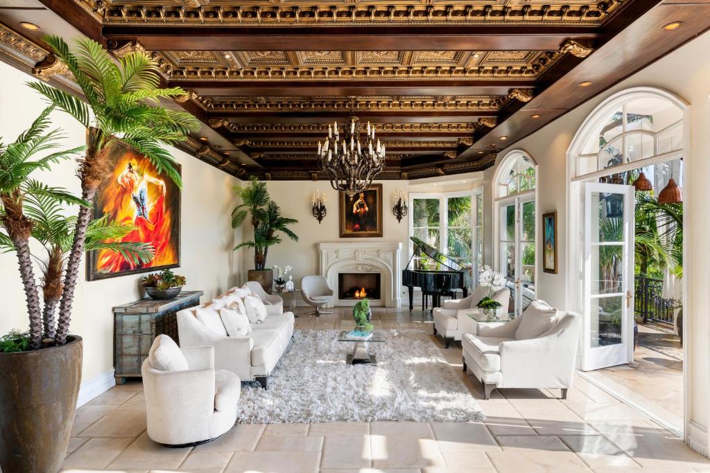 Luxury Living in La La Land: Unforgettable Experiences in Hollywood's Finest Villas
